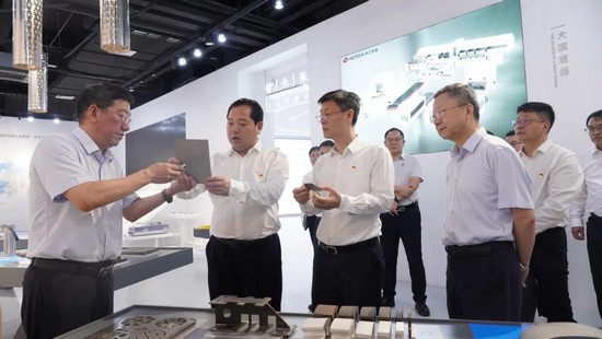 武漢理工大學(xué)黨委書(shū)記孟芳兵、校長(zhǎng)王發(fā)洲一行到訪華工科技