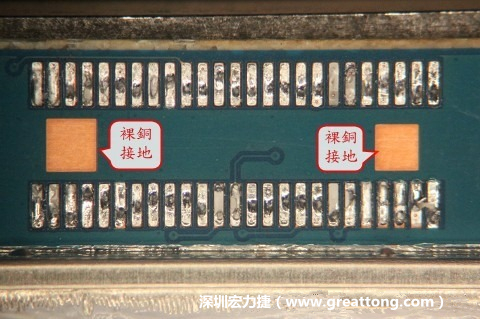 把板對(duì)板連接器全部移除，發(fā)現(xiàn)其下方板子共有兩個(gè)裸銅的方形設(shè)計(jì)。