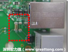 有人認為電容旁邊已經(jīng)有螺絲將電路板固定于機殼上了，不應(yīng)該發(fā)生電路板彎曲的現(xiàn)象才對。