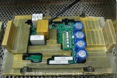 Conformal coating噴涂作業(yè)時(shí)可以使用治具把一些不可以噴涂到的地方及零件覆蓋起來(lái)，以免絕緣物質(zhì)噴涂到一些需要作導(dǎo)電接觸的地方。