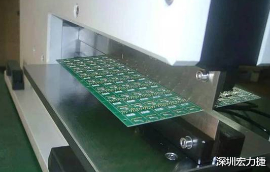 基本上V-Cut就是破壞板子結(jié)構(gòu)的元兇，因?yàn)閂-Cut就是在原來一大張的板材上切出溝槽來，所以V-Cut的地方就容易發(fā)生變形。