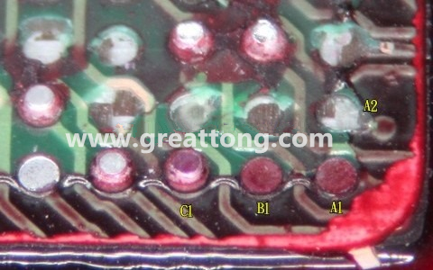 下圖是紅墨水測(cè)試后將PCB板子拿回來(lái)側(cè)一個(gè)角度拍攝的照片，就可以很清楚的看到錫球黏在PCB端，或不在PCB端。