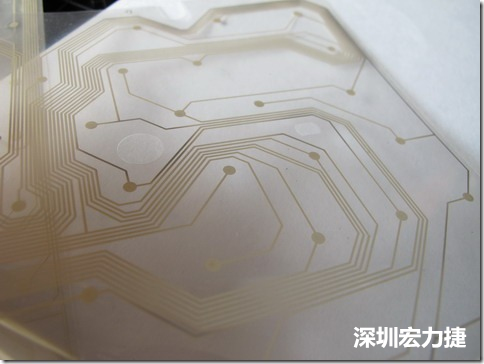 下面第二個(gè)圖則是另一片也有著按鍵線路的PTF，當(dāng)上、下兩面PTF的按鍵結(jié)點(diǎn)互相接觸后就可以計(jì)算出是哪個(gè)按鍵被按下了?？墒钱?dāng)按鍵沒(méi)有按下時(shí)，上下兩片PTF的線路則是分開(kāi)的，所以上圖那片PTF的線路上面其實(shí)還另外覆蓋了另一層透明的PET作為絕緣層，只露出了需要在鍵盤(pán)按下時(shí)才會(huì)碰觸的接觸點(diǎn)，因?yàn)檫@些材質(zhì)使用的都是Polymer，所以才撐這樣的技術(shù)為Polydome(聚合簧片)。