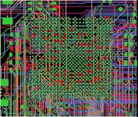 圖18：BGA布線。(頂部)傳統(tǒng)的自動布線器。38個網(wǎng)絡(luò)沒有完成布線。(底部)任意角度的拓撲式自動布線器。所有網(wǎng)絡(luò)都完成了布線。